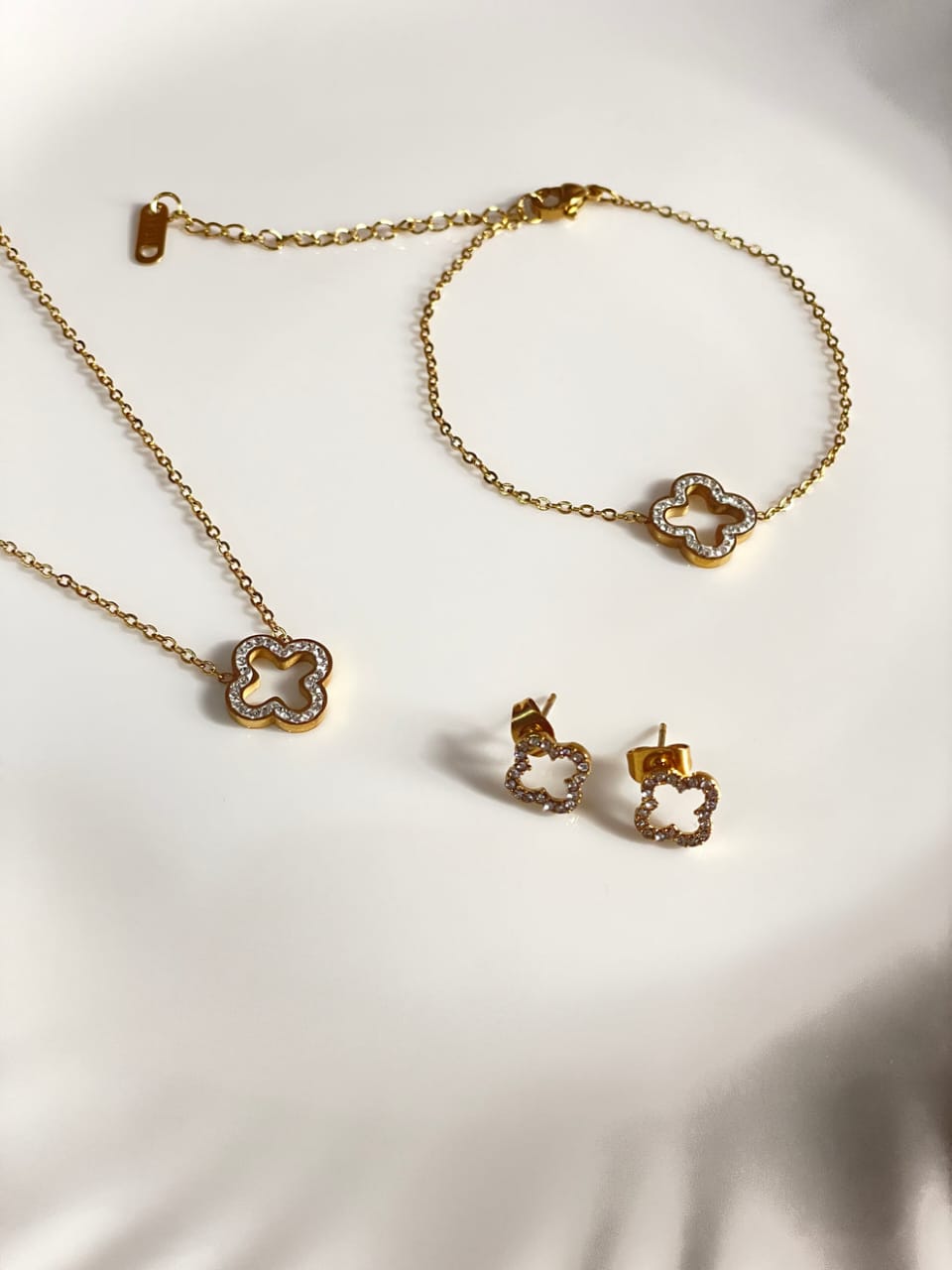 Clover-light Halo Elegance