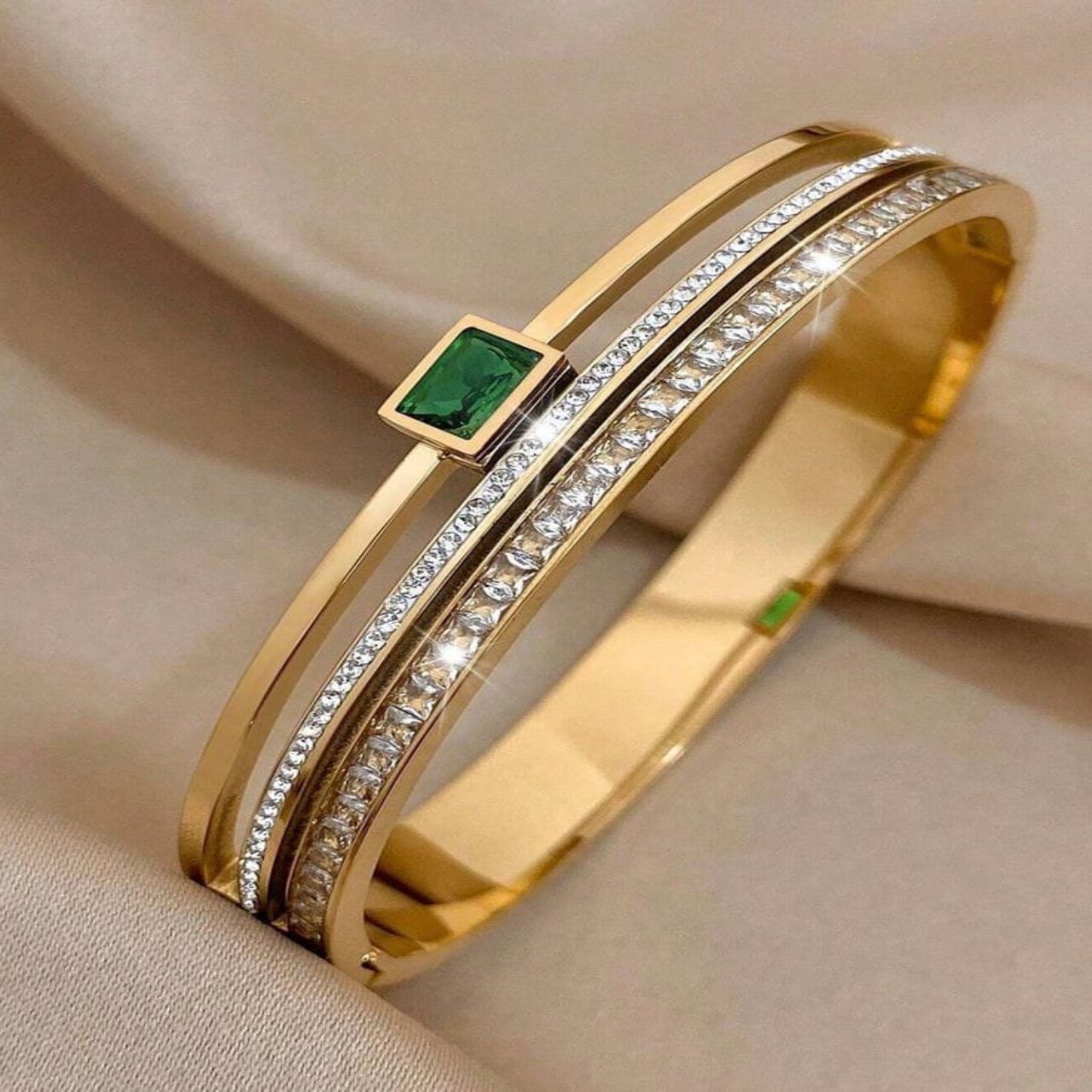 Vintage Emerald 18K Hanscuff