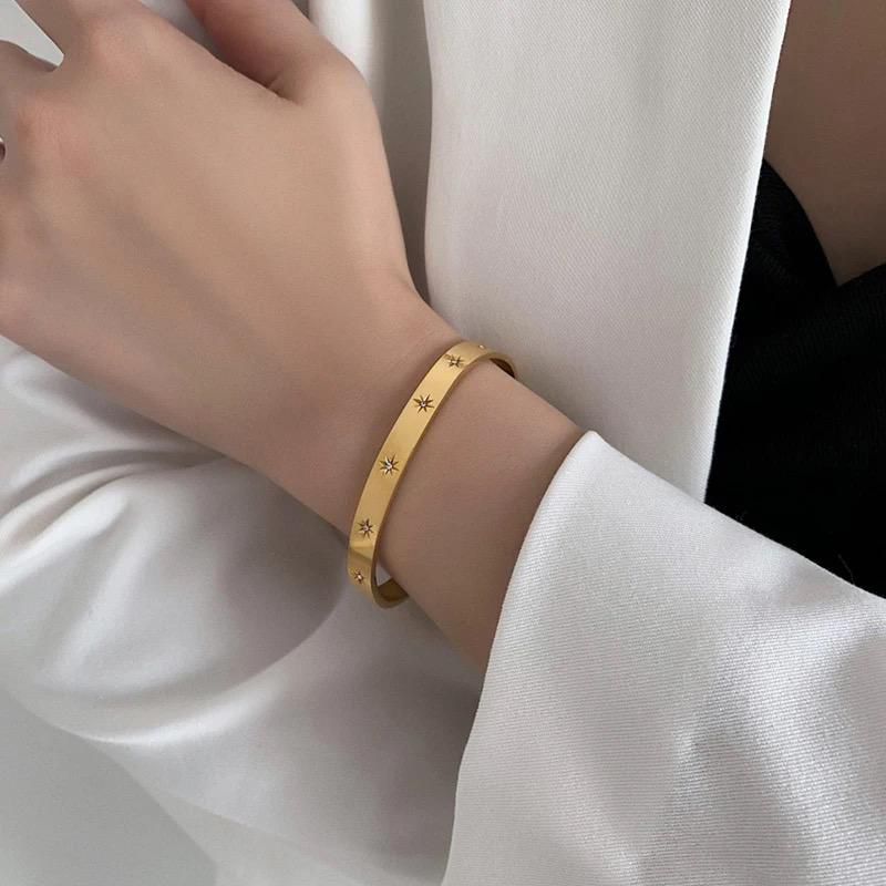 Louis Latch Cuff 18k Plated